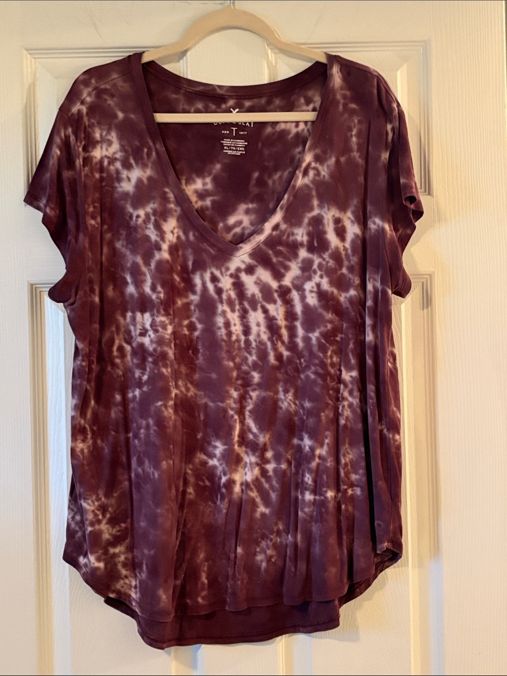 American Eagle Outfitters Plum Tie-Dye V-Neck Short Sleeve Tee